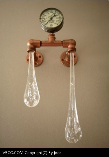 以水滴为灵感，将回收的水龙头和自己雕刻的水滴变成一盏灯，暮光似水
