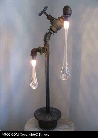 Tanya Clarke 用玻璃设计出水滴的形状，并利用废弃的水管设计的吊灯，她希望通过这样的设计能够唤起更多人  ...