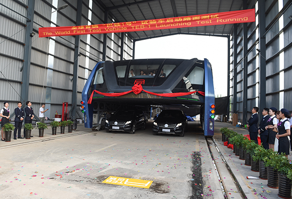 8月2日，巴铁1号试验车准备进行路面测试。