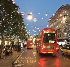 伦敦oxford street点亮了圣诞灯