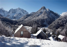 斯洛文尼亚山中清晰可见的小屋 / Prima d.o.o.