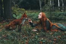 红发雀斑女孩和狐狸，童话般的照片。