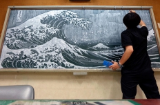 日本美术教师Hirotaka Hamasaki 在黑板上也能作出世界名画