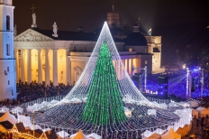 立陶宛维尔纽斯5万盏的圣诞灯点亮了。