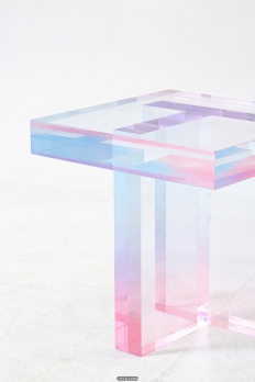 流光溢彩的“水晶”桌