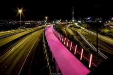 一抹“红”，新西兰粉色步行桥